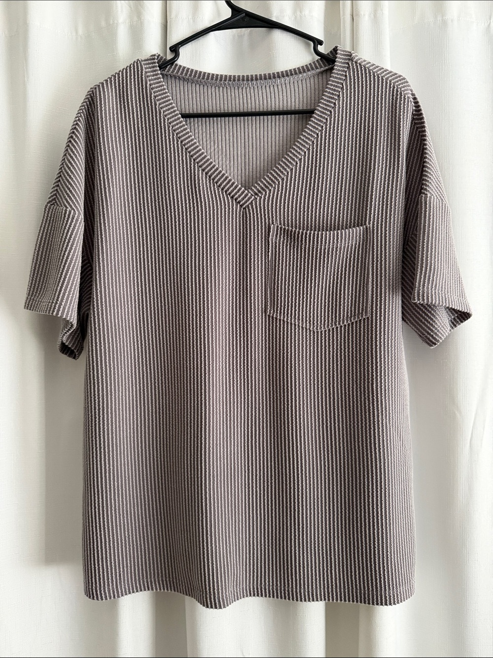 Ribbed V-Neck Short Sleeve Top in Light Purple-ish Gray